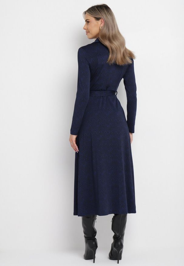 Born2be - Granatowa Rozkloszowana Sukienka Koszulowa z Wiązanym Paskiem Cheresin. Kolor: niebieski. Materiał: materiał. Typ sukienki: koszulowe. Długość: midi