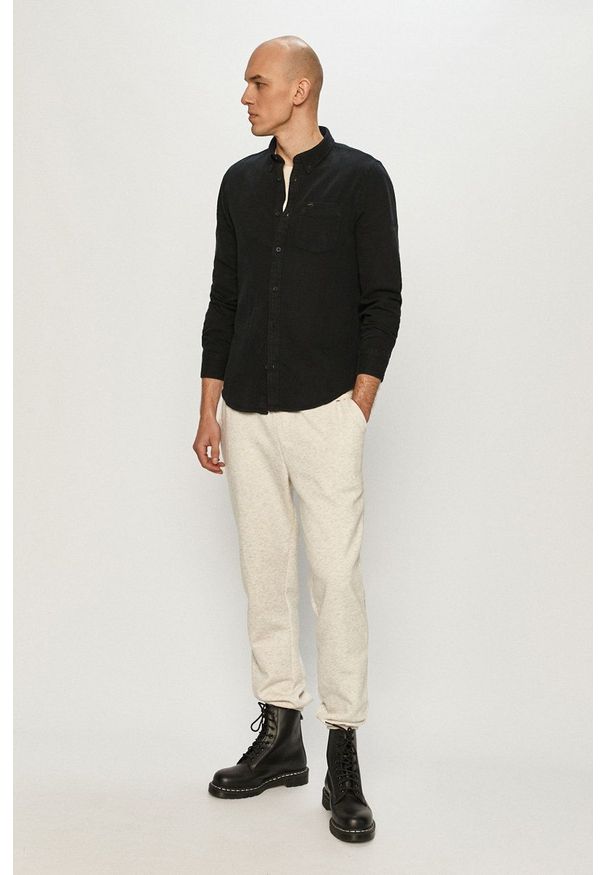 Lee Koszula jeansowa męska kolor czarny regular z kołnierzykiem button-down. Typ kołnierza: button down. Kolor: czarny. Materiał: jeans. Długość rękawa: długi rękaw. Długość: długie. Wzór: gładki