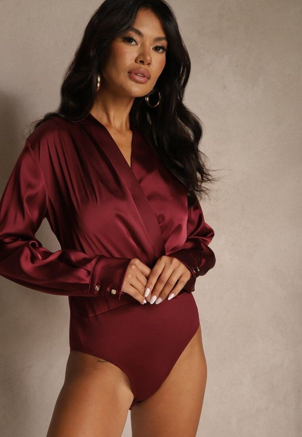 Renee - Bordowe Kopertowe Body z Satyny Violsova. Okazja: na spotkanie biznesowe, na co dzień. Kolor: czerwony. Materiał: satyna. Styl: biznesowy, casual, elegancki