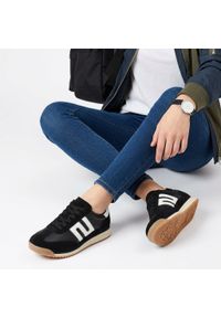 Sneakersy damskie Filippo, cholewka ze skóry naturalnej licowej i zamszowej wiązany fason z zabudowanym przodem, czarne, DP7686/26. Okazja: na co dzień. Zapięcie: sznurówki. Kolor: czarny. Materiał: zamsz, skóra. Szerokość cholewki: normalna #6