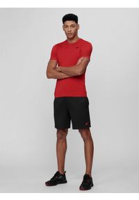 4f - Koszulka treningowa regular szybkochnąca męska - czerwona. Kolor: czerwony. Materiał: syntetyk, elastan, materiał, włókno, dzianina. Długość rękawa: krótki rękaw. Długość: krótkie. Wzór: ze splotem, jednolity, gładki. Sport: fitness