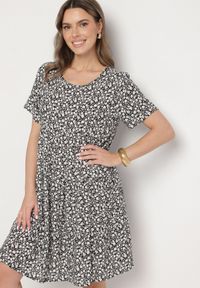 Born2be - Czarna Sukienka z Bawełną w Kwiatowy Wzór Lunasenia. Okazja: na co dzień. Kolor: czarny. Materiał: bawełna. Wzór: kwiaty. Styl: elegancki, casual