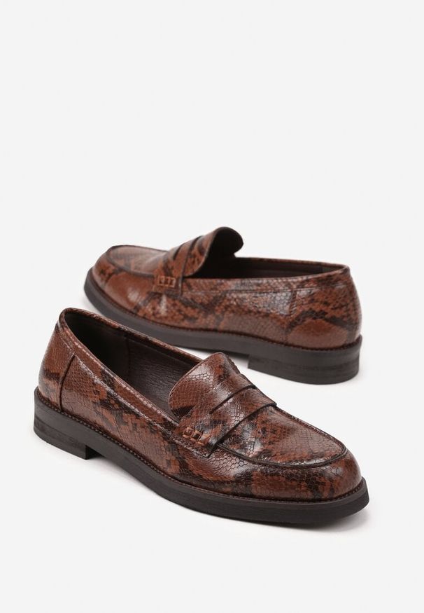Renee - Brązowe Mokasyny z Wężowym Motywem Latanna. Okazja: do pracy, na co dzień, na spotkanie biznesowe. Kolor: brązowy. Styl: klasyczny, casual, elegancki, biznesowy
