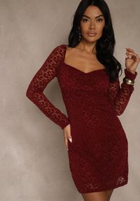 Renee - Bordowa Dopasowana Sukienka z Koronki z Kwadratowym Dekoltem Uwedia. Okazja: na randkę. Typ kołnierza: dekolt kwadratowy. Kolor: czerwony. Materiał: koronka. Długość rękawa: długi rękaw. Wzór: koronka #1