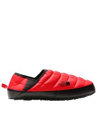 Klapki The North Face Thermoball V Traction Mule 0A3UZNKZ31 - czerwone. Kolor: czerwony. Materiał: dresówka, tkanina, syntetyk, guma, polar. Sezon: zima. Obcas: na obcasie. Wysokość obcasa: średni