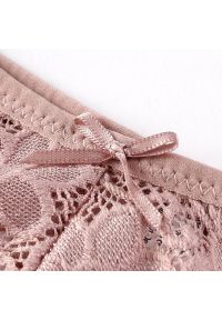 Intica - Stringi koronkowe biodrówki z subtelnymi zdobieniami Gertrud. Kolor: czerwony. Materiał: koronka. Wzór: aplikacja #2