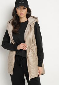 Born2be - Beżowa Kamizelka Pikowana z Nieodpinanym Kapturem Lisandora. Okazja: na spacer. Kolor: beżowy. Sezon: wiosna. Styl: klasyczny #4