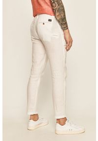 Guess Jeans - Spodnie. Kolor: biały. Materiał: bawełna, jeans, materiał, tkanina, len, poliester. Wzór: gładki #4