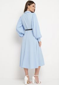 Born2be - Jasnoniebieska Sukienka Rozkloszowana z Paskiem Aidyn. Kolor: niebieski. Typ sukienki: kopertowe. Styl: elegancki. Długość: midi #3