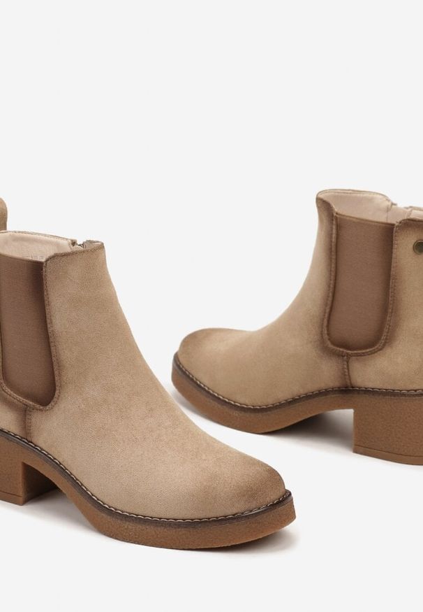 Renee - Beżowe Botki Typu Sztyblety z Ekozamszu na Obcasie Ellavia. Kolor: beżowy. Materiał: wełna, jeans. Sezon: jesień, zima. Obcas: na obcasie. Styl: elegancki, klasyczny. Wysokość obcasa: średni