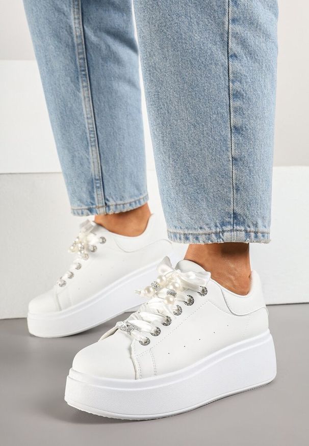 Born2be - Białe Sneakersy na Grubej Podeszwie z Perforacją i Cyrkoniami Nuritara. Okazja: na co dzień. Zapięcie: sznurówki. Kolor: biały. Materiał: jeans. Wzór: aplikacja