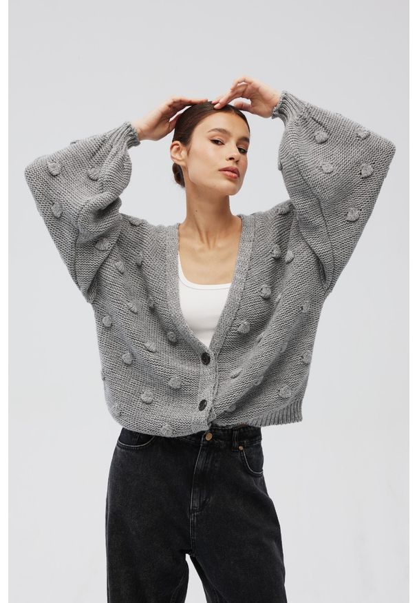 Marsala - Kardigan zapinany na guziki w kolorze GREY - BUBLE-UNI. Okazja: na co dzień, do pracy. Typ kołnierza: dekolt w serek. Materiał: wełna, poliester, jeans, akryl, poliamid. Wzór: ze splotem. Styl: casual, klasyczny