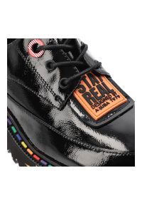 Czarne Półbuty Artiker Lakierowane Obuwie Damskie. Okazja: na co dzień. Kolor: czarny. Materiał: lakier. Szerokość cholewki: normalna. Wzór: kolorowy. Styl: casual, elegancki #4