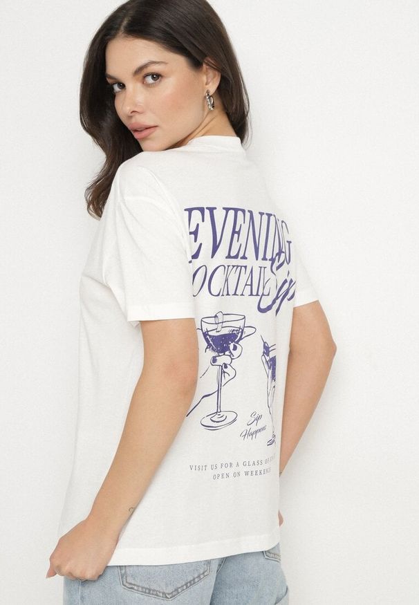 Born2be - Jasnobeżowy Bawełniany T-shirt z Ozdobnym Nadrukiem Addlessa. Okazja: na co dzień. Kolor: beżowy. Materiał: bawełna. Wzór: nadruk. Styl: klasyczny, casual