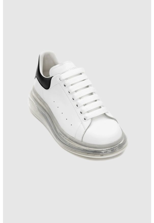 Alexander McQueen - ALEXANDER MCQUEEN Białe sneakersy męskie z przezroczystą podeszwą. Kolor: biały. Materiał: skóra