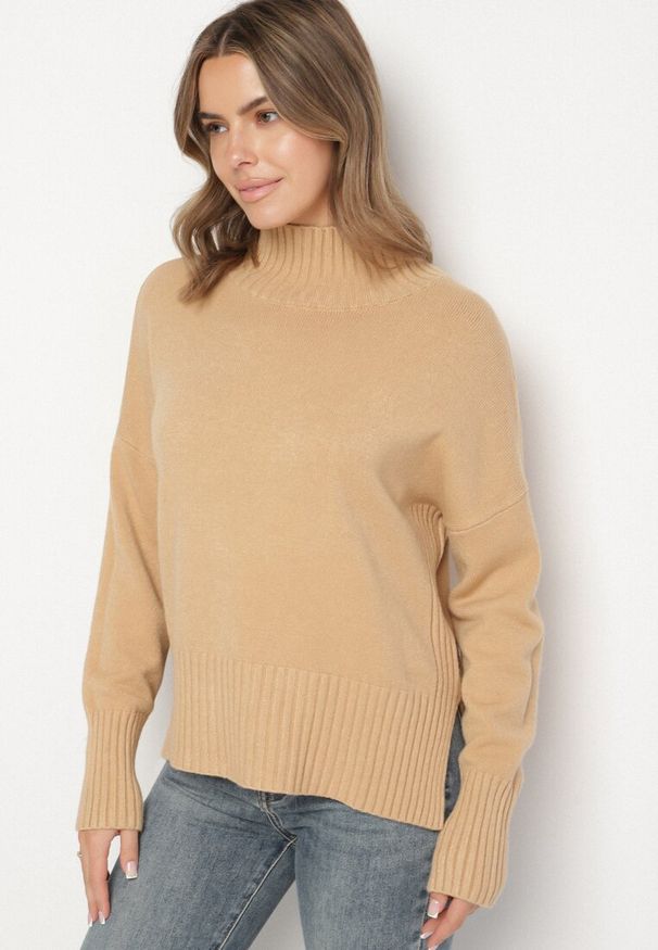 Born2be - Beżowy Gładki Golf w Klasycznym Stylu Ralenatia. Okazja: na co dzień. Typ kołnierza: golf. Kolor: beżowy. Materiał: jeans, skóra. Długość rękawa: długi rękaw. Długość: długie. Wzór: gładki. Styl: klasyczny