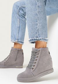 Born2be - Szare Botki na Ukrytym Koturnie z Łańcuchem Nonammo. Okazja: na co dzień, na spacer. Zapięcie: sznurówki. Kolor: szary. Materiał: jeans, skóra. Wzór: aplikacja. Obcas: na koturnie. Styl: klasyczny, casual, elegancki