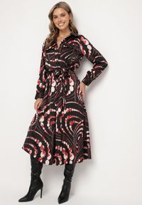 Born2be - Czarno-Czerwona Rozkloszowana Sukienka o Koszulowym Kroju z Gumką w Pasie w Abstrakcyjny Wzór Daltinnia. Okazja: na co dzień. Kolor: czarny. Długość rękawa: długi rękaw. Typ sukienki: koszulowe. Styl: casual #1