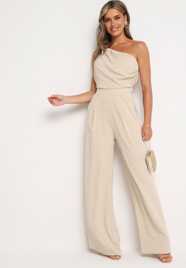 Born2be - Beżowy Kombinezon Asymetryczny na Jedno Ramię z Dwoma Kieszeniami Benama. Okazja: na randkę, na imprezę, na wesele, na ślub cywilny. Kolor: beżowy