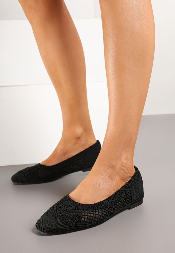 Renee - Czarne Balerinki Ozdobione Siateczką Landeora. Okazja: na co dzień, na spacer. Kolor: czarny. Materiał: jeans. Wzór: aplikacja. Obcas: na obcasie. Styl: elegancki, casual. Wysokość obcasa: niski