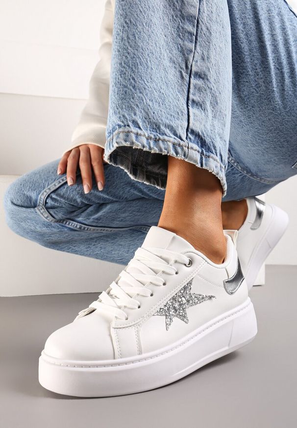 Born2be - Białe Sneakersy na Grubej Podeszwie Ozdobione Brokatem Genivira. Okazja: na co dzień. Kolor: biały. Wzór: aplikacja