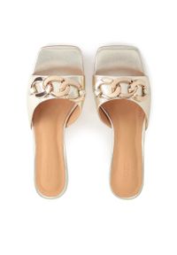 Kazar - Eleganckie złote klapki na wygodnym obcasie. Kolor: złoty. Materiał: skóra. Wzór: gładki, aplikacja. Obcas: na obcasie. Styl: elegancki. Wysokość obcasa: średni #2