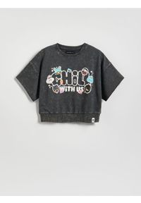 Reserved - T-shirt z nadrukiem Toca Boca - ciemnoszary. Kolor: szary. Materiał: bawełna. Długość: krótkie. Wzór: nadruk #1