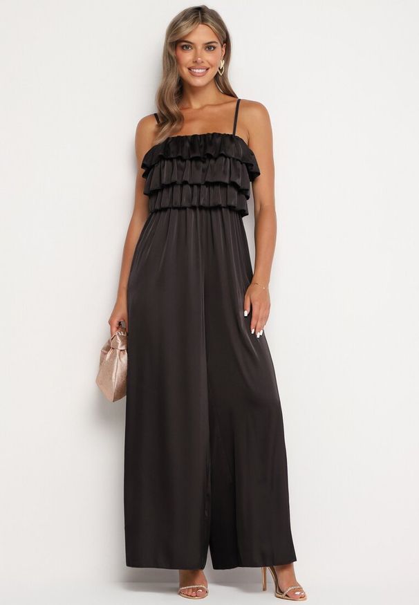 Born2be - Czarny Kombinezon Koktajlowy na Regulowanych Ramiączkach z Falbankami i Gumką w Pasie Tesvia. Okazja: na co dzień. Kolor: czarny. Długość rękawa: na ramiączkach. Styl: wizytowy