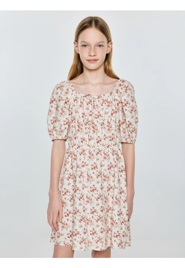 Big-Star - Sukienka dziewczęca z wiskozy w kwiatowy wzór perłowa Radojka 103. Okazja: na spacer. Typ kołnierza: dekolt w karo, kokarda. Kolor: kremowy. Materiał: wiskoza. Wzór: kwiaty. Sezon: lato