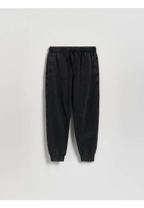 Reserved - Joggery z efektem sprania - czarny. Kolor: czarny. Materiał: dzianina, bawełna