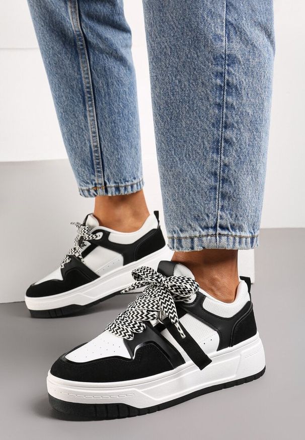 Born2be - Czarno-Białe Sneakersy na Grubej Podeszwie z Ozdobnymi Sznurówkami i Zawieszką Xalenia. Okazja: na co dzień. Nosek buta: okrągły. Zapięcie: sznurówki. Kolor: czarny. Materiał: jeans
