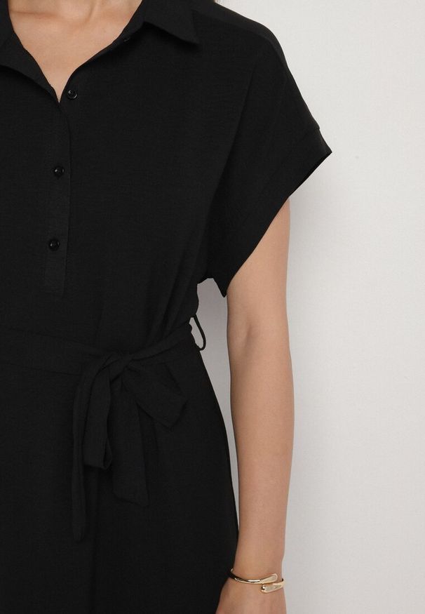 Born2be - Czarna Sukienka z Bawełną i Ozdobnym Paskiem Savanire. Okazja: na co dzień. Kolor: czarny. Materiał: bawełna. Typ sukienki: koszulowe. Styl: elegancki, klasyczny, casual