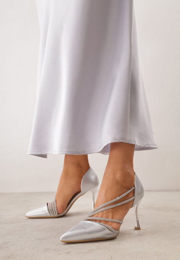 Renee - Srebrne Szpilki VICES z Ozdobnymi Paseczkami z Cyrkoniami w Eleganckim Stylu Jaenlith. Kolor: srebrny. Materiał: satyna. Obcas: na szpilce. Styl: elegancki