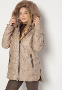 Born2be - Brązowa Pikowana Kurtka z Kapturem z Futerkiem Azilma. Okazja: na co dzień, na spacer. Typ kołnierza: kaptur. Kolekcja: plus size. Kolor: brązowy. Materiał: futro. Wzór: aplikacja. Styl: klasyczny, casual