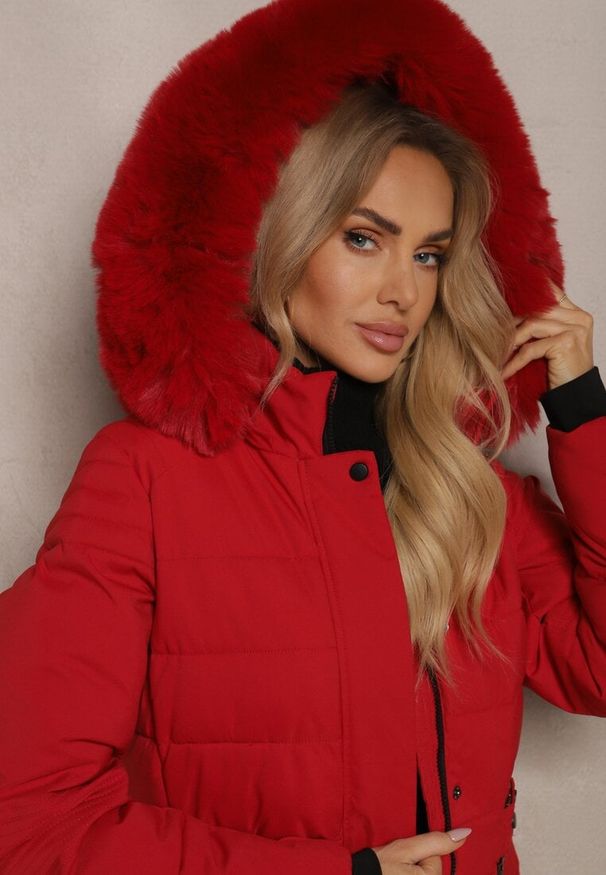 Renee - Czerwona Kurtka z Pikowaniem Odpinanym Kapturem i Futerkiem z Paskiem Vortinay. Okazja: na co dzień. Kolor: czerwony. Materiał: futro. Styl: elegancki, casual