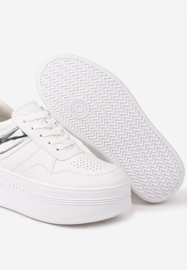 Born2be - Biało-Srebrne Sznurowane Sneakersy Vices na Grubej Podeszwie Ozdobiona Napisem Annalira. Okazja: na co dzień. Zapięcie: sznurówki. Kolor: biały. Materiał: jeans. Wzór: napisy, aplikacja. Obcas: na obcasie. Wysokość obcasa: niski
