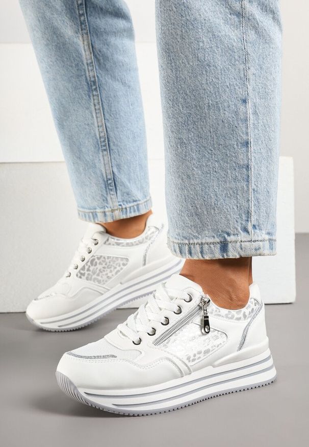Born2be - Białe Sneakersy na Grubej Podeszwie w Paski i Suwakiem Koralea. Okazja: na spacer, na co dzień. Zapięcie: pasek. Kolor: biały. Materiał: skóra, jeans. Wzór: paski. Sport: turystyka piesza