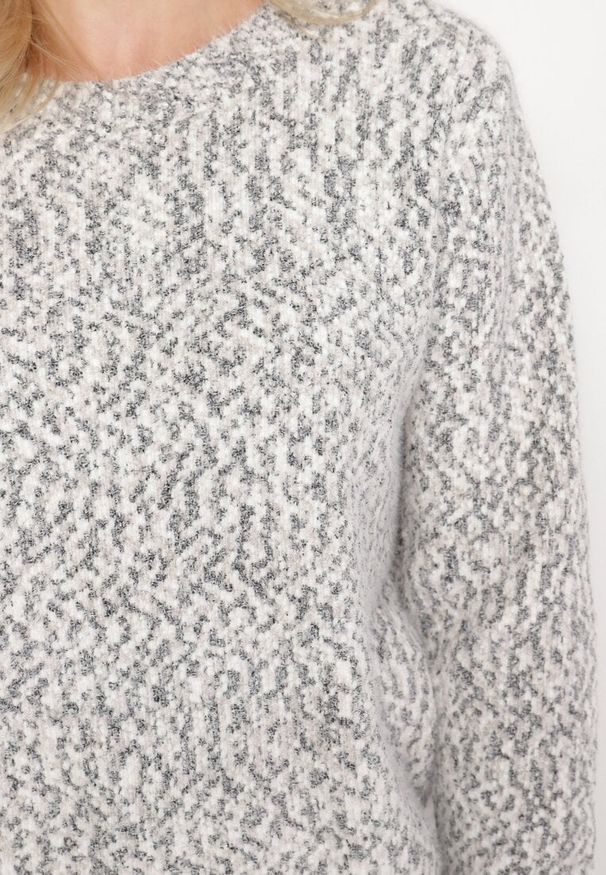 Born2be - Szary Klasyczny Sweter z Wełną Stinella. Okazja: na co dzień. Kolor: szary. Materiał: wełna. Długość rękawa: długi rękaw. Długość: długie. Wzór: aplikacja. Sezon: zima, jesień. Styl: klasyczny