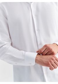 Pako Lorente - PAKO LORENTE – Koszula męska w kolorze białym P000B-1X-057-B-R. Typ kołnierza: kołnierzyk klasyczny. Kolor: biały. Materiał: bawełna. Długość rękawa: długi rękaw. Długość: długie. Wzór: gładki. Styl: klasyczny, elegancki #3