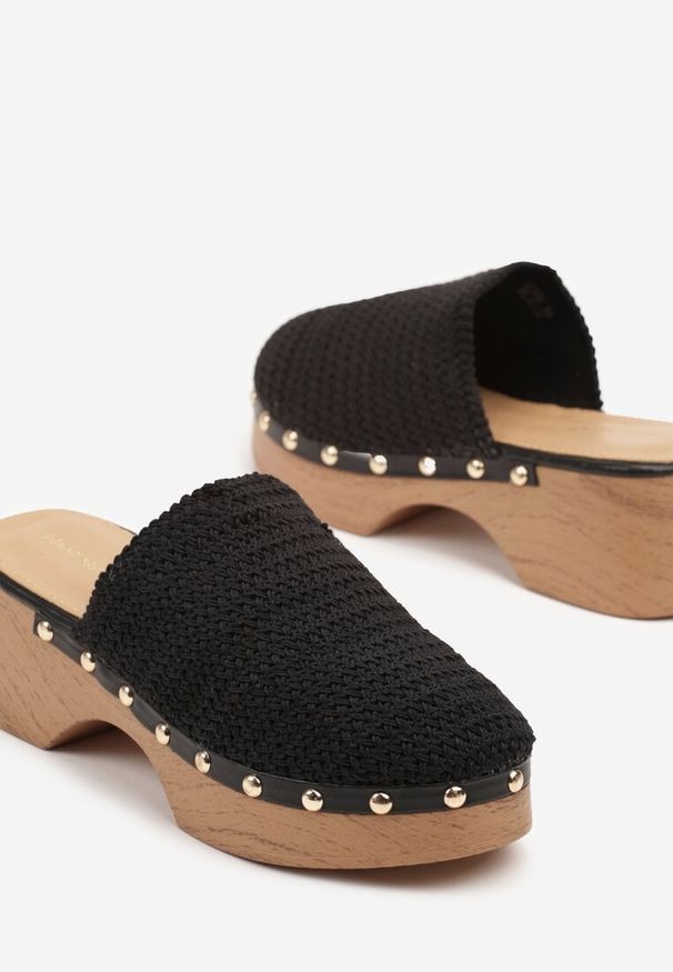 Born2be - Czarne Klapki na Grubej Podeszwie w Stylu Chodaków Morialda. Okazja: na co dzień. Nosek buta: okrągły. Kolor: czarny. Materiał: jeans. Wzór: aplikacja. Obcas: na obcasie. Styl: elegancki, casual. Wysokość obcasa: średni