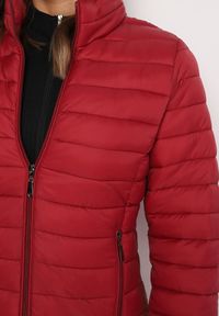 Born2be - Bordowa Pikowana Kurtka z Kieszeniami Zapinanymi na Zamek Błyskawiczny Mivindra. Okazja: na co dzień. Kolor: czerwony. Materiał: jeans. Styl: casual #6