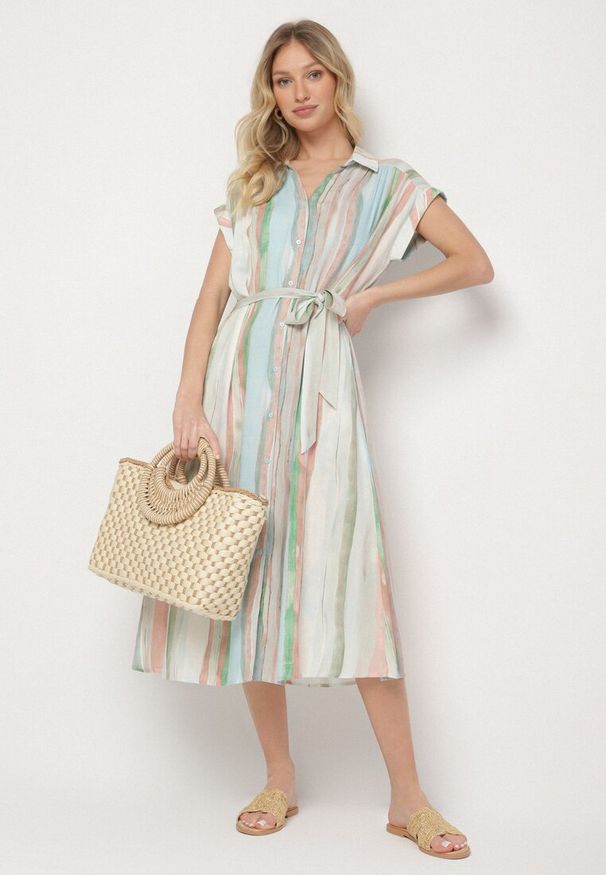 Born2be - Niebieska Sukienka z Wiskozy o Koszulowym Kroju z Wiązanym Paskiem Iffira. Okazja: na co dzień, na spotkanie biznesowe. Typ kołnierza: kołnierzyk klasyczny. Kolor: niebieski. Materiał: wiskoza. Typ sukienki: koszulowe. Styl: casual, biznesowy, elegancki, klasyczny