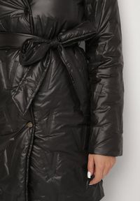 Born2be - Czarna Kurtka z Pikowanymi Przeszyciami Kapturem i Wiązanym Paskiem Erlexie. Okazja: na spacer, na co dzień, na spotkanie biznesowe, do pracy. Kolor: czarny. Materiał: dzianina, jeans. Styl: casual, biznesowy, klasyczny #6