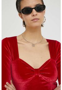 Hollister Co. longsleeve damska kolor czerwony. Kolor: czerwony. Materiał: welur. Długość rękawa: długi rękaw. Długość: długie #4