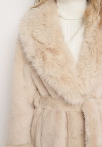 Born2be - Beżowy Futerkowy Płaszcz z Szerokim Kołnierzem i Mankietami z Wiązanym Paskiem Viaruna. Okazja: na co dzień, na imprezę. Kolor: beżowy. Materiał: dzianina. Długość rękawa: długi rękaw. Długość: długie. Styl: casual, elegancki #6