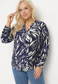 Born2be - Granatowa Koszula z Wiskozą z Dekoltem w Serek w Abstrakcyjny Wzór Aslivis. Okazja: na co dzień, na spacer. Typ kołnierza: dekolt w serek. Kolekcja: plus size. Kolor: niebieski. Materiał: wiskoza. Styl: casual, elegancki