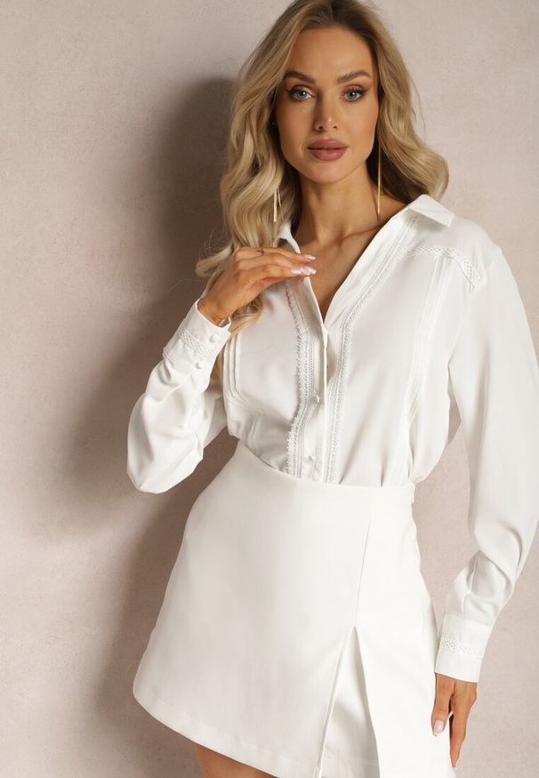 Renee - Biała Koszula Ozdobiona Subtelną Koronką Anelima. Kolor: biały. Materiał: koronka. Wzór: aplikacja, koronka. Styl: elegancki