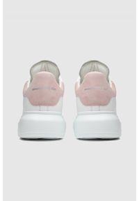 Alexander McQueen - ALEXANDER MCQUEEN Białe sneakersy damskie z różowym napiętkiem, Rozmiar 38,5. Kolor: biały. Materiał: zamsz #5