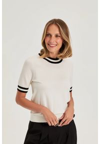MOODO - Sweter z krótkim rękawem biały. Kolor: biały. Materiał: wiskoza, poliamid. Długość rękawa: krótki rękaw. Długość: krótkie #1