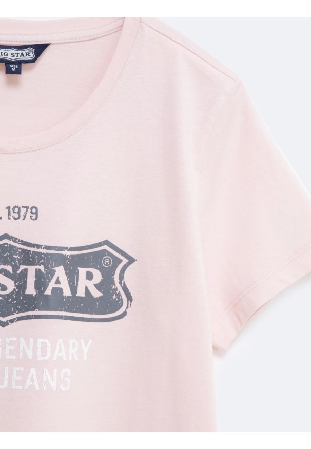 Big-Star - Koszulka damska z nadrukiem na piersi z kolekcji Authentic różowa Rissmelna 600. Kolor: różowy. Materiał: dzianina, jeans. Wzór: nadruk. Styl: retro, klasyczny